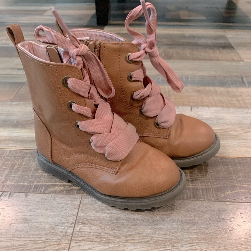 Toddler girls lace up boots.